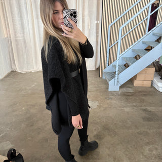 Kurzarm Poncho - Schwarz (inkl. Gürtel)
